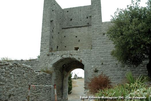SAINT-JULIEN-LE-MONTAGNIER (83560, Var) – Remparts médiévaux avec la Porte occidentale dite de Gourdane, qui ouvre sur l'aire des moulins à vent
