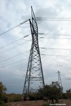 Ligne E.D.F. 400 kV Boutre-Tavel, Commune de Ginasservis (83, Var) – Pylône « Beaubourg » en double arrêt à deux ternes et faisceau triple. Type d'armement utilisé sur un angle important ou en séparation de deux cantons de pose