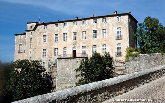 Château d'Entrecasteaux: Le Château, construit aux XVIIe et XVIIIe siècles sur l'emplacement d'un ancien château-fort, façade sud-ouest