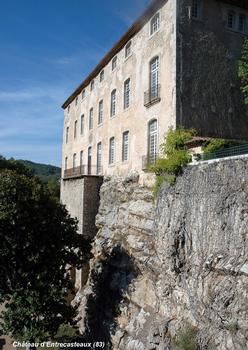 Château d'Entrecasteaux : Le Château, construit aux XVIIe et XVIIIe siècles sur l'emplacement d'un ancien château-fort, façade sud-ouest