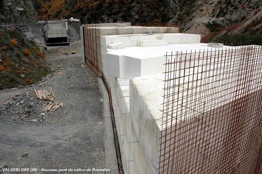 VALDEBLORE (06420, Alpes-Maritimes) – Nouveau pont sur le vallon de Bramafan, pose du remblai allégé en polystyrène expansé entre la culée Nord et la voirie existante