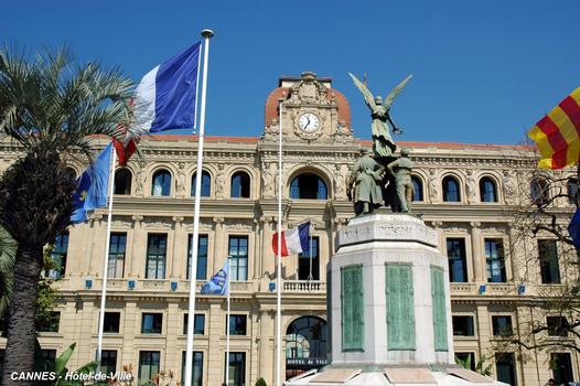 CANNES (06, Alpes-Maritimes) – Hôtel de Ville,achevé en 1876 par Louis HOURLIER sur les plans de Louis DURAND, façade principale
