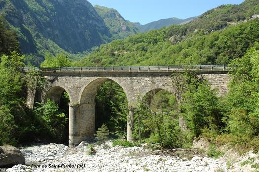 Pont de Saint Ferréol sur le vallon d'Ullion (commune de Marie, 06420, Alpes-Maritimes), pont de l'ancienne route D 2205 déclassée