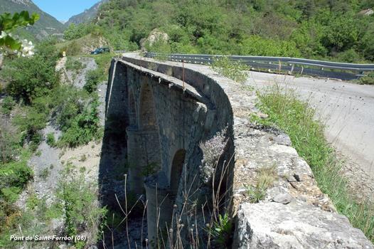 Pont de Saint Ferréol sur le vallon d'Ullion (commune de Marie, 06420, Alpes-Maritimes), pont de l'ancienne route D 2205 déclassée