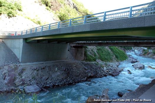 SAINT-SAUVEUR-SUR-TINEE (06, Alpes-Maritimes) – Le « Pont de Roure », nouveau pont de la D 30 inauguré le 17 août 2007. Longueur: 30m, largeur: 12m, coût: 1,6 M€