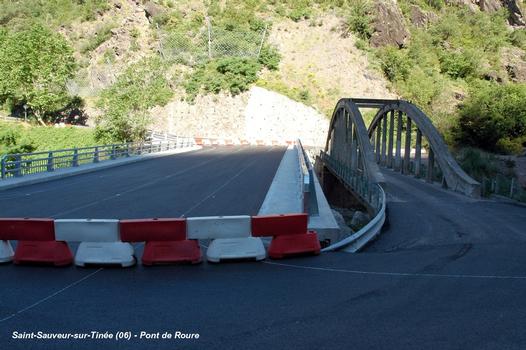 SAINT-SAUVEUR-SUR-TINEE (06, Alpes-Maritimes) – Le « Pont de Roure » sur la Tinée, route D 30, le nouveau et l'ancien pont