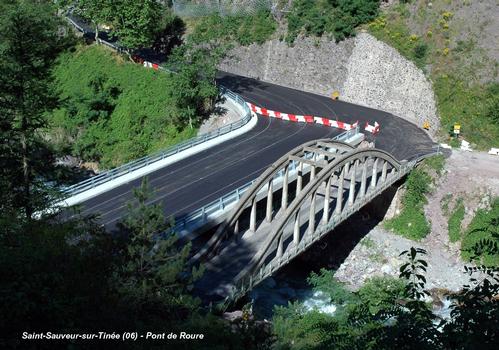 SAINT-SAUVEUR-SUR-TINEE (06, Alpes-Maritimes) – Le « Pont de Roure » sur la Tinée, route D 30, le nouveau et l'ancien pont