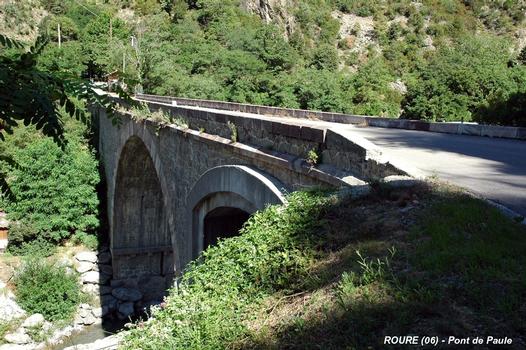 ROURE (06, Alpes-Maritimes) – Le « Pont de Paule » sur la Tinée, voie déclassée, ancien pont de la D 2205, remplacé par le viaduc de Valabres