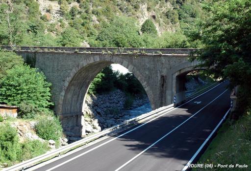 ROURE (06, Alpes-Maritimes) – Le « Pont de Paule » sur la Tinée, voie déclassée, ancien pont de la D 2205, remplacé par le viaduc de Valabres