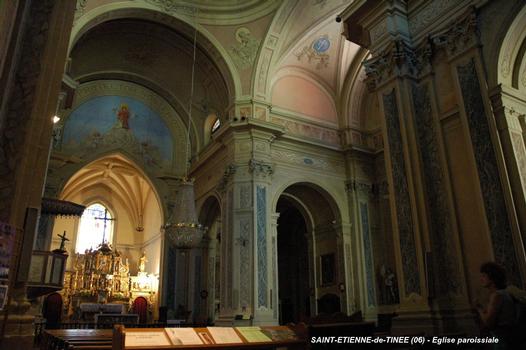 SAINT-ETIENNE-DE-TINEE (06, Alpes-Maritimes) – Eglise paroissiale Saint-Etienne édifiée au Moyen-Age, de style romano-byzantin, restaurée de 1784 à 1789. Reconstruite après sa destruction partielle en 1929 par un incendie qui n'affecta pas le clocher roman-lombard (construit en 1712)