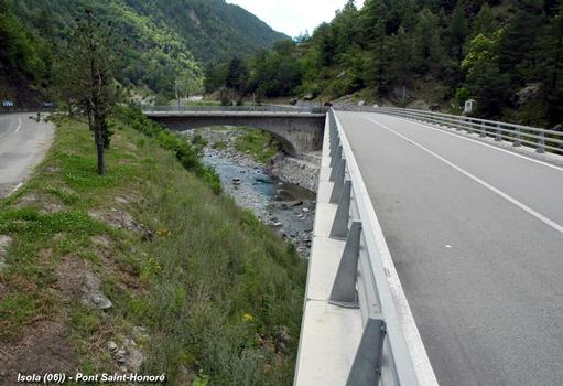 ISOLA (06420, Alpes-Maritimes) – Pont Saint-Honoré sur la Tinée, route RD 2205, l'ancien et le nouveau pont