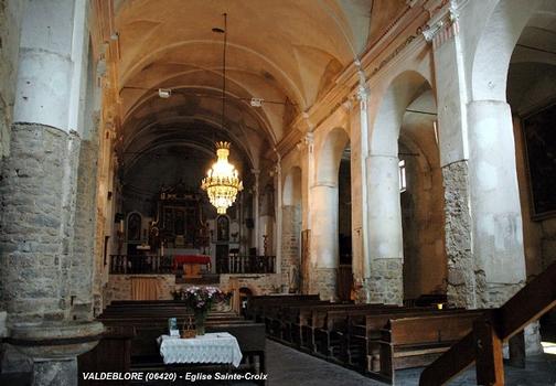 VALDEBLORE (06420, Alpes-Maritimes) – Eglise de la Sainte-Croix, la nef principale avec le chœur surélevé au dessus des fidèles, typique des églises carolingiennes