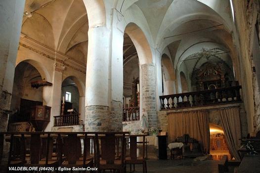 VALDEBLORE (06420, Alpes-Maritimes) – Eglise de la Sainte-Croix, par les bas-côtés les pèlerins pouvaient accéder à la crypte qui abritait les reliques