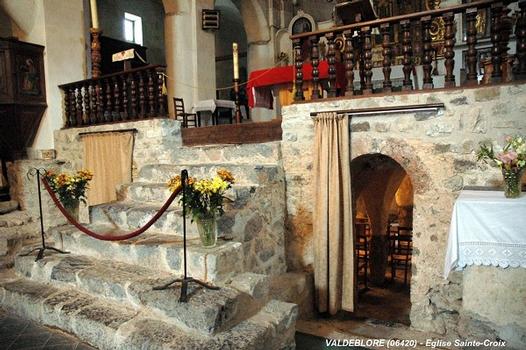 VALDEBLORE (06420, Alpes-Maritimes) – Eglise de la Sainte-Croix, sous le chœur la crypte avec les deux portes réservées au clergé