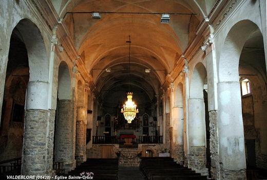 VALDEBLORE (06420, Alpes-Maritimes) – Eglise de la Sainte-Croix, la nef principale, sous la charpente d'origine un plafond en voûtes d'arêtes a été construit au XVIIIe