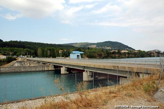 Aménagement hydroélectrique de SALIGNAC (commune de Sisteron, 04200) - Barrage de Saint-Lazare, la route D 4 passe sur l'ouvrage. Au premier-plan: le départ du canal d'amenée de l'usine de Salignac