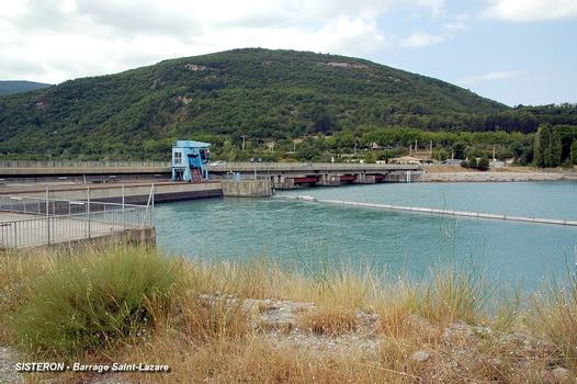 Aménagement hydroélectrique de SALIGNAC (commune de Sisteron, 04200) - Barrage de Saint-Lazare, vue amont, à gauche: la grille du canal de Salignac