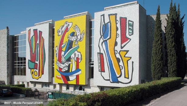 BIOT (06,Alpes-Maritimes) – Musée National FERNAND LEGER, façade Est, mosaïques de Heidi Milano