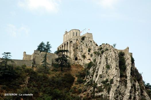 SISTERON (04200) – La citadelle, surmontée de la chapelle Notre-Dame