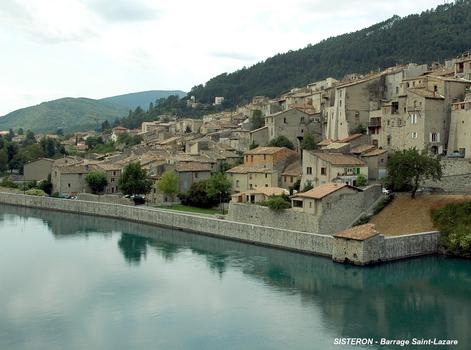 Aménagement hydroélectrique de SALIGNAC (commune de Sisteron, 04200) - Lac de retenue du barrage de Saint-Lazare, le mur de quai des bas quartiers de Sisteron