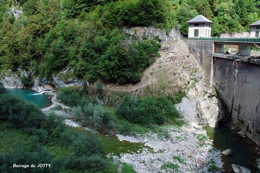LA VERNAZ (74200, Haute-Savoie) – Barrage du Jotty, avec la sortie de la galerie de vidange