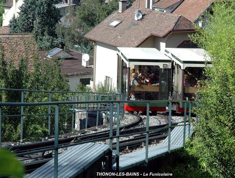 THONON-LES-BAINS (74200,Haute-Savoie) – Le Funiculaire, les deux voitures se croisent dans une courbe, une exclusivité de cet ouvrage