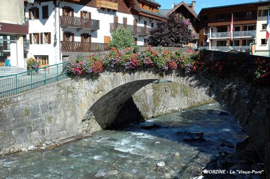 MORZINE (74110, Haute-Savoie) – le « Vieux-Pont » sur la Dranse de Morzine
