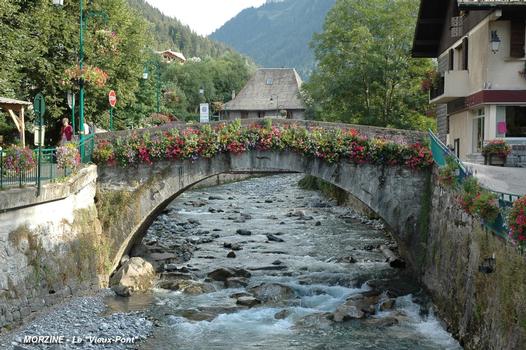 MORZINE (74110, Haute-Savoie) – le « Vieux-Pont » sur la Dranse de Morzine