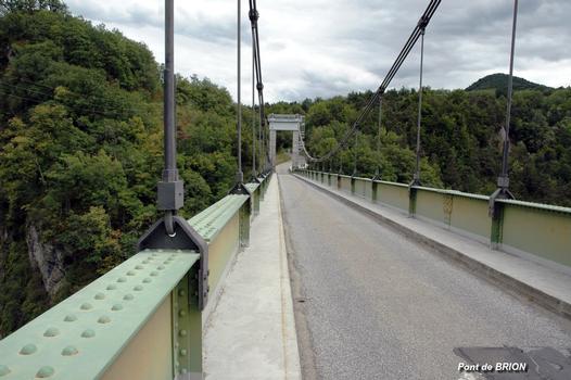Pont de BRION (entre Roissard, 38650, et Lavars, 38710) – Construit en 1951 à une hauteur de 100m au dessus de la rivière Ebron. Depuis la construction du barrage de Monteynard il surplombe de 60m le lac de retenue. La route D 34 passe sur ce pont