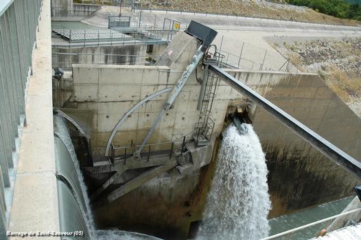Barrage Saint-Sauveur (communes: Meyreuil et Le Bersac, 05700) – Pertuis avec lâcher d'eau du débit réservé