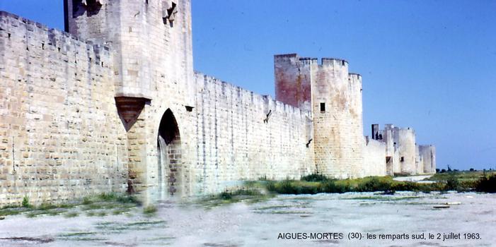 AIGUES-MORTES (30) – Les remparts sud-ouest, longs de 510 m, avec les 5 portes qui ouvraient sur la mer