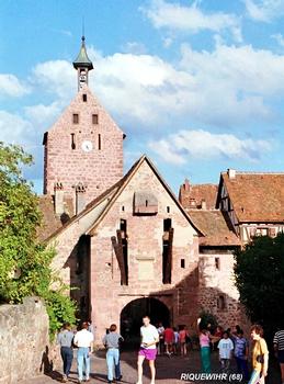 RIQUEWIHR (68, Haut-Rhin) – Obertor, la porte supérieure du XVe et la porte Dolder
