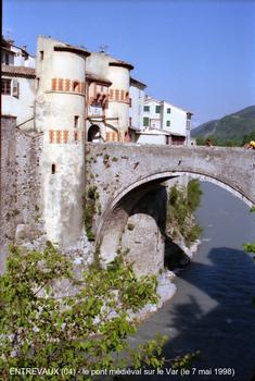 Entrevaux (04) - Le pont «fortifié», construit au 17e siècle: Donne accés à la Cité médiévale d'Entrevaux, sur la rive gauche du fleuve Var