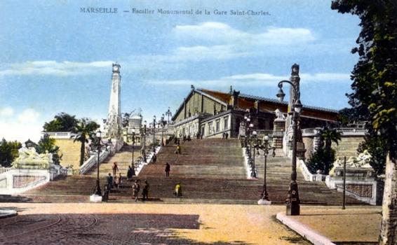 MARSEILLE - Escalier de la Gare Saint-Charles, peu après l'inauguration, vers 1929. (carte postale)