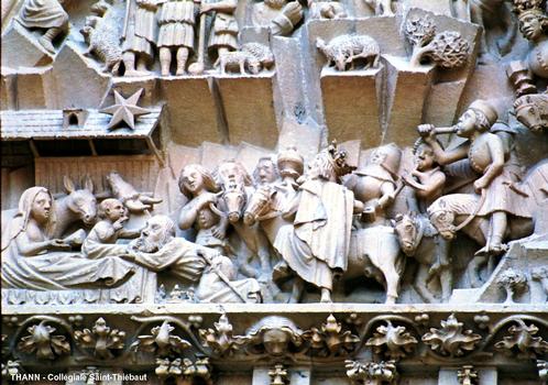 THANN (68, Haut-Rhin) – Collégiale Saint-Thiébaut, porte de la façade ouest, hauts-reliefs du tympan de droite(les Rois mages)