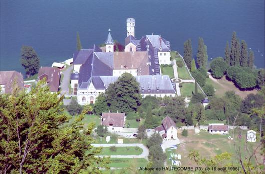 Abbaye royale de HAUTECOMBE (73 Savoie) - Cette Abbaye cistercienne, construite au 12e siècle sur la rive occidentale du Lac du Bourget,abrite les tombeaux des Princes de la «Maison de Savoie»