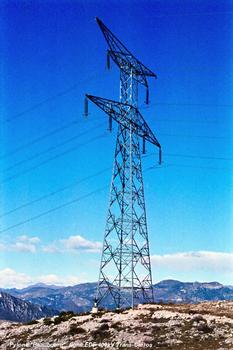 Ligne E.D.F. 400 kV Trans-Carros, Commune de Carros (06, Alpes-Maritimes) – Pylône « Beaubourg » de suspension à deux ternes (deux circuits) et faisceau double (deux câbles par phase)