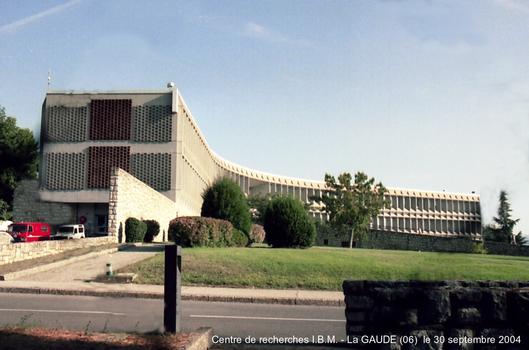 LA GAUDE (06) - Centre de recherches I.B.M., le bâtiment principal, en forme de double Y, comporte deux niveaux sur piliers de béton armé en forme de trident. Les façades sont constituées d'éléments modulaires préfabriqués en béton