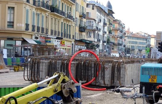 NICE (06,Alpes-Maritimes) – Tramway, construction de la ligne n° 1 sur l'avenue Jean-Jaurès. Des poutres sont en attente pour la construction de la dalle et le rétablissement de la chaussée