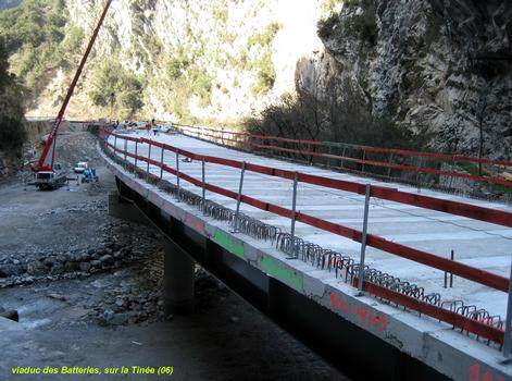 UTELLE & TOURNEFORT (06, Alpes-Maritimes) – « Viaduc des Batteries », dalle du tablier terminée (épaisseur 35 cm), pose d'une corniche préfabriquée