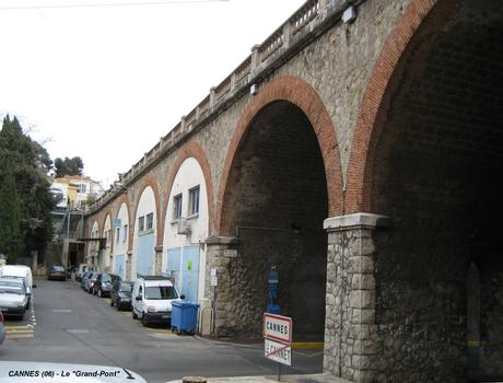 CANNES (06, Alpes-Maritimes) - Le « GRAND-PONT », cet ouvrage, construit vers 1860 en limite des communes de Cannes et du Cannet, devait permettre le passage de la ligne ferroviaire du PLM (Paris-Lyon-Méditerranée). La construction de la ligne ferroviaire fut réalisée plus au sud, en plein centre-ville (inauguration de la gare en 1863), et le pont était intégré dans la voirie urbaine