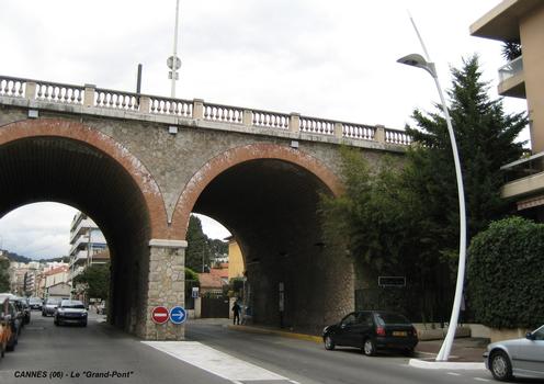 CANNES (06, Alpes-Maritimes) - Le « GRAND-PONT », cet ouvrage, construit vers 1860 en limite des communes de Cannes et du Cannet, devait permettre le passage de la ligne ferroviaire du PLM (Paris-Lyon-Méditerranée). La construction de la ligne ferroviaire fut réalisée plus au sud, en plein centre-ville (inauguration de la gare en 1863), et le pont était intégré dans la voirie urbaine