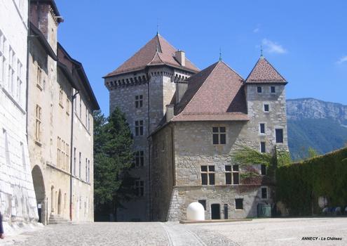 ANNECY (74000, Haute-Savoie) – Le Château, Tour et Logis Perrière, côté cour intérieure