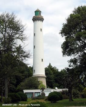 BENODET (29,Finistère) – Le phare de la Pyramide, à l'embouchure de l'Odet, construction en pierres de la fin du XIXe, hauteur: 39m. Partiellement détruit en 1944, reconstruit en 1950
