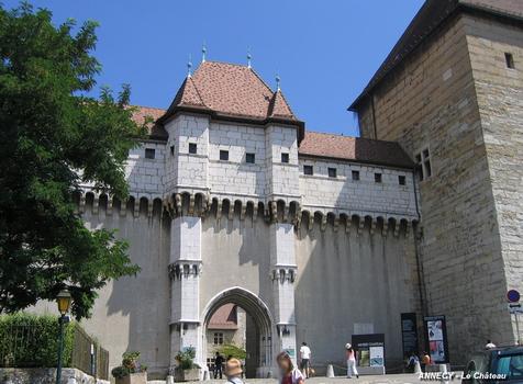 ANNECY(74000, Haute-Savoie) – Le Château, le portail et la Tour de la Reine (XIIe)