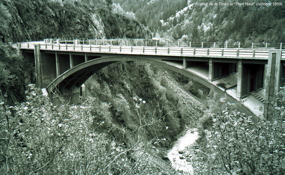 Le «Pont Haut», commune de Saint-Etienne-de-Tinée (06), ce pont construit par «Thorrand et Cie» supporte la D 2205, au dessus de la rivière Tinée