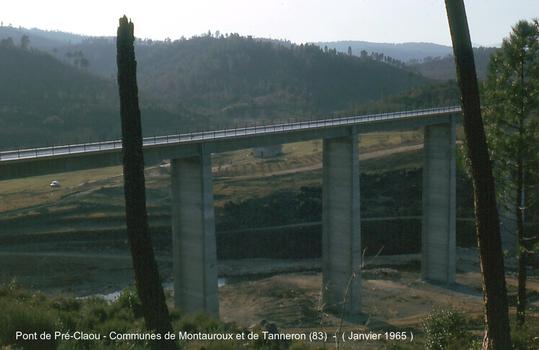 Communes de Montauroux et de Tanneron (83). Construction du Pont de Pré-Claou, continuité de la route D37, en franchissement de la rivière Biançon, avant mise en eau du barrage de Saint-Cassien (à partir de l'automne 1965)