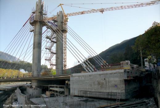 PUGET-THENIERS (06) - Le nouveau pont sur le Var, en cours de rotation