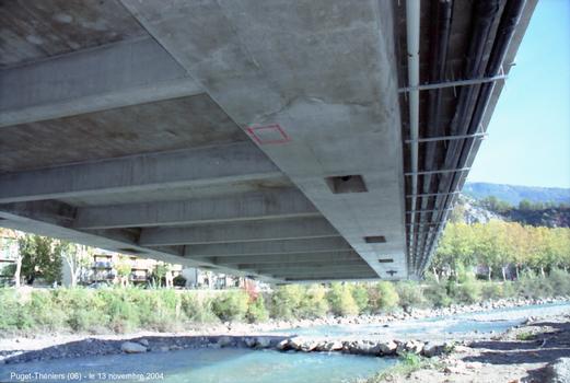 PUGET-THENIERS (06) - Pendant l'opération de rotation, le pont (les 2 travées + les 2 pylônes) est en équilibre sur 2 points: l'un est fixe, le deuxième est mobile
