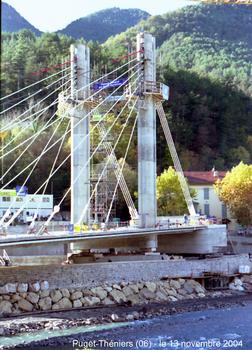 PUGET-THENIERS (06) - Le nouveau pont sur le Var, en cours de rotation